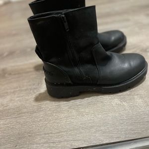 UGG women’s POLK black leather ankle boots. Great condition.